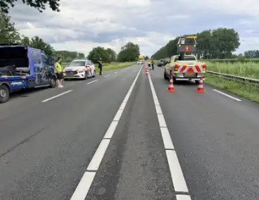 Auto crasht in vangrail na pech bedrijfswagen