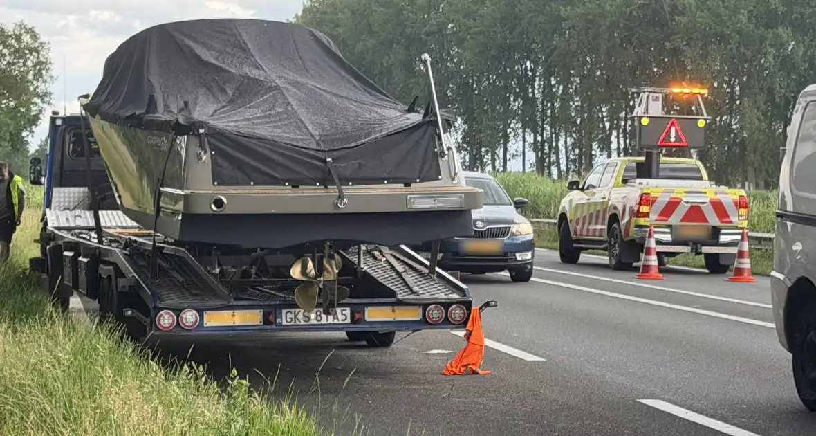 Auto crasht in vangrail na pech bedrijfswagen - Foto 1