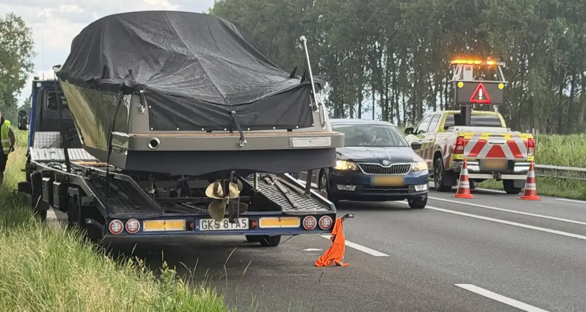 Auto crasht in vangrail na pech bedrijfswagen - Foto 2