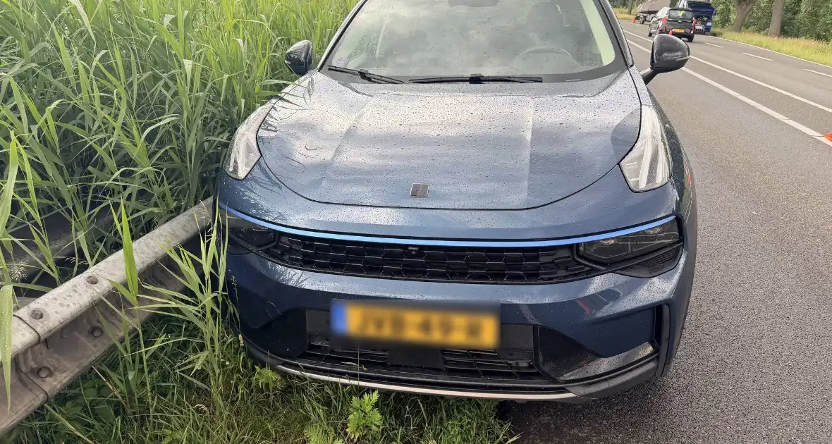 Auto crasht in vangrail na pech bedrijfswagen - Foto 3