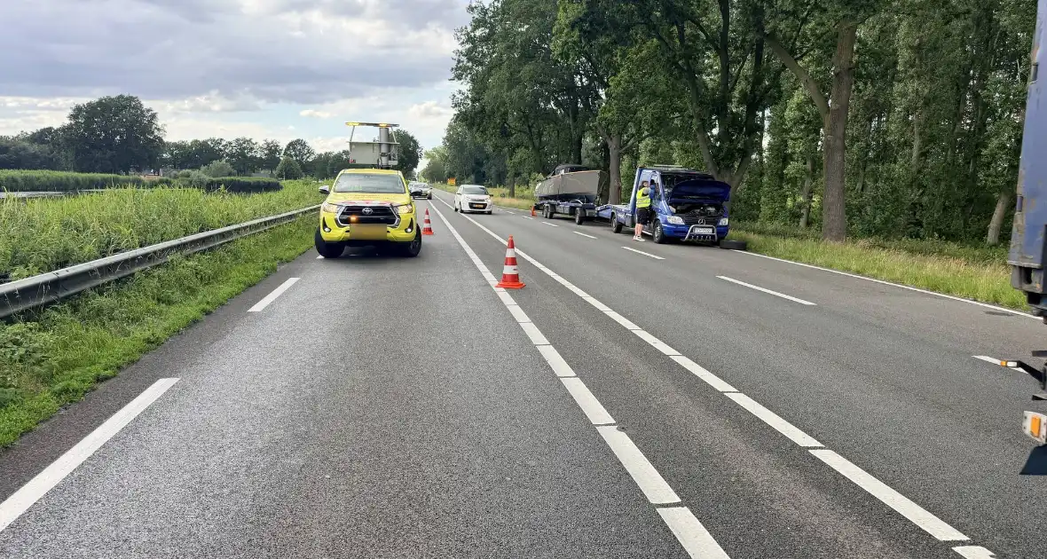 Auto crasht in vangrail na pech bedrijfswagen - Foto 4