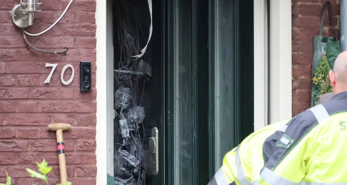 Woning onbewoonbaar door brand in meterkast, brandweer waarschuwt voor bluspoging