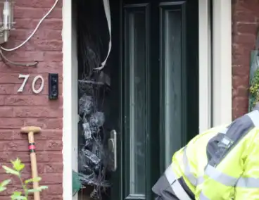 Woning onbewoonbaar door brand in meterkast, brandweer waarschuwt voor bluspoging