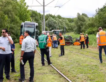 Tram knalt op grote grasmaaimachine: tramverkeer twee uur stil