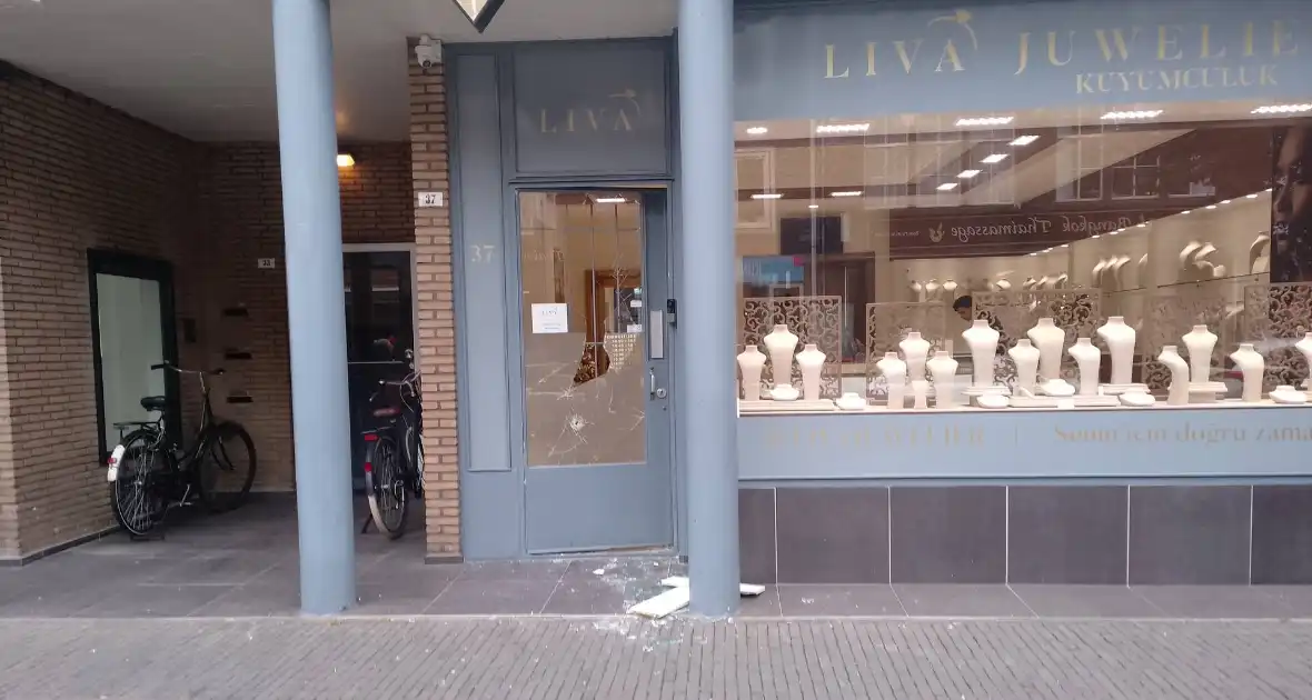 Deur van juwelierszaak kapot geschoten tijdens overval