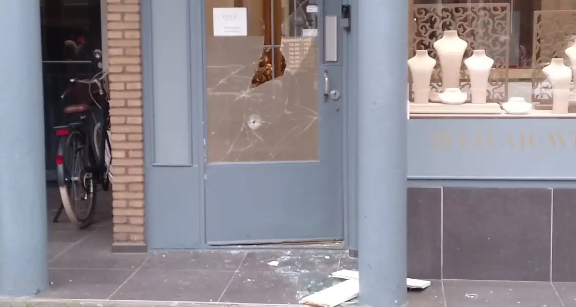 Deur van juwelierszaak kapot geschoten tijdens overval - Foto 1