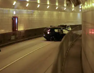 Flinke aanrijding in de maastunnel, Bestuurder aangehouden