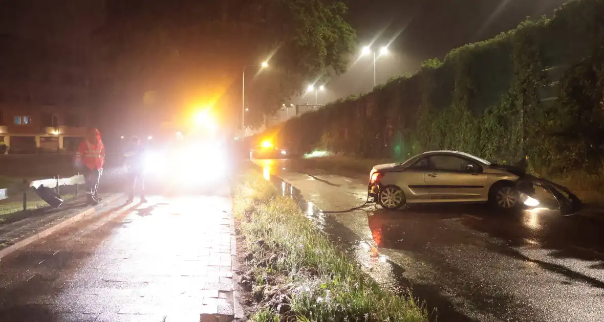 Automobilist verliest controle en raakt beschadigd voertuig - Foto 1