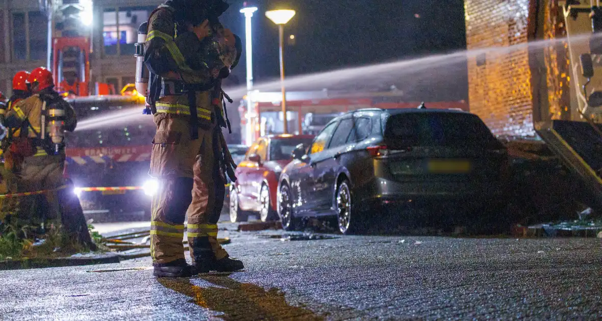 Explosie verwoest gevel van gebouw en veroorzaakt gewonden