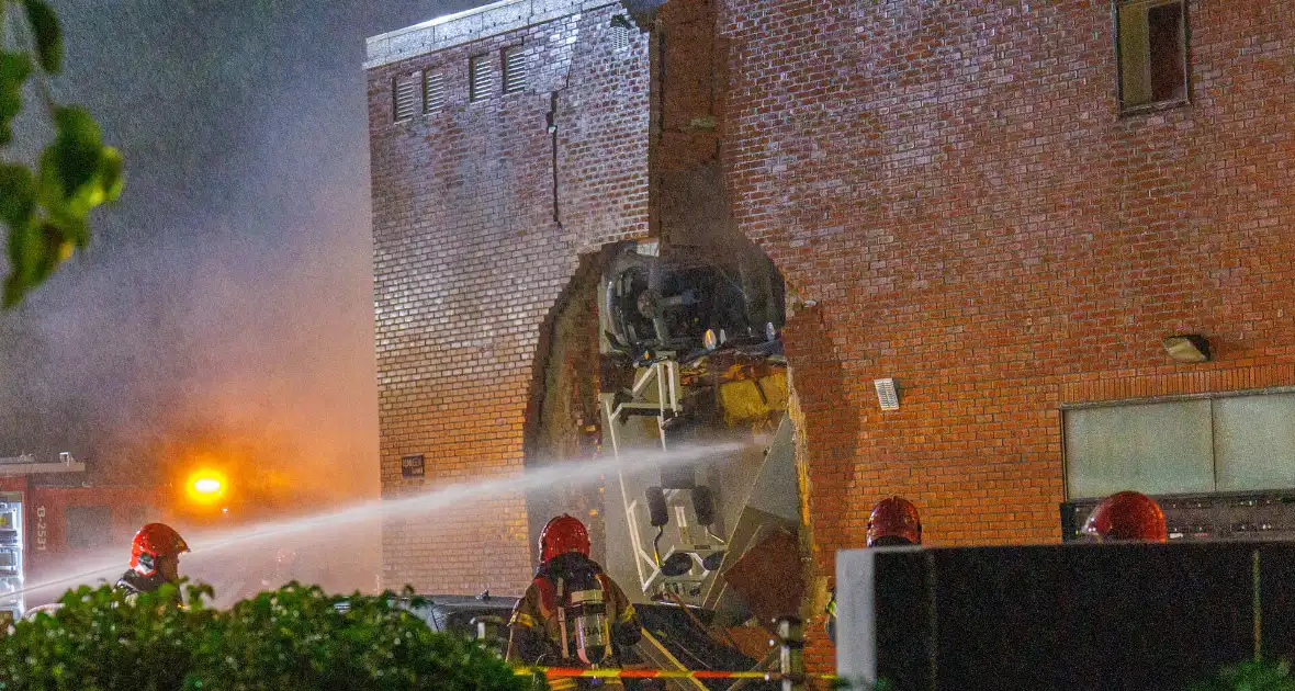 Explosie verwoest gevel van gebouw en veroorzaakt gewonden - Foto 1