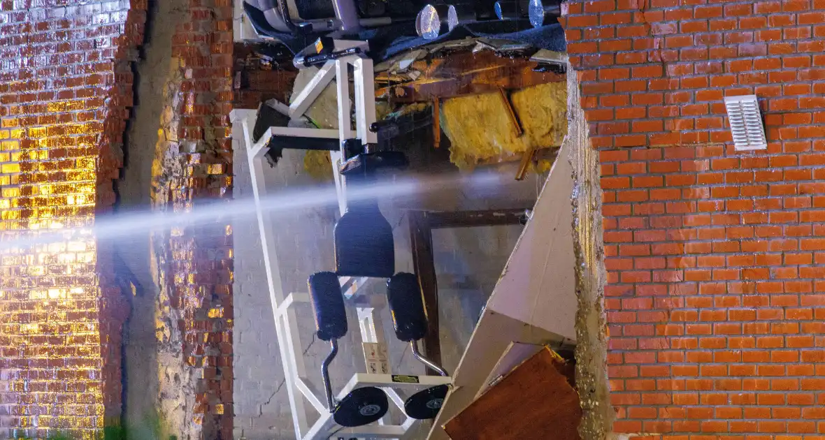 Explosie verwoest gevel van gebouw en veroorzaakt gewonden - Foto 10