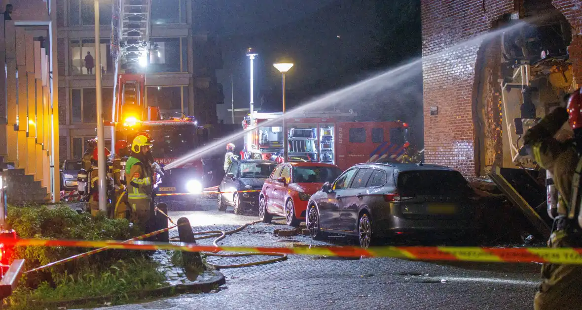 Explosie verwoest gevel van gebouw en veroorzaakt gewonden - Foto 11