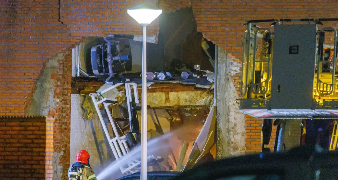 Explosie verwoest gevel van gebouw en veroorzaakt gewonden - Foto 2