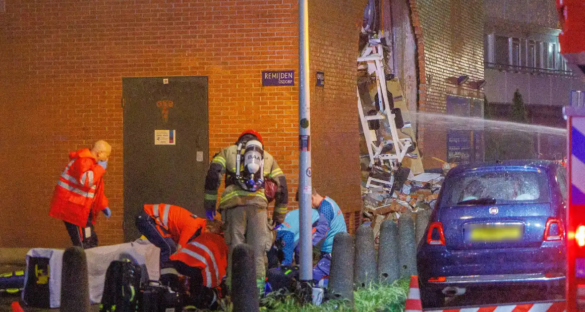 Explosie verwoest gevel van gebouw en veroorzaakt gewonden - Foto 5