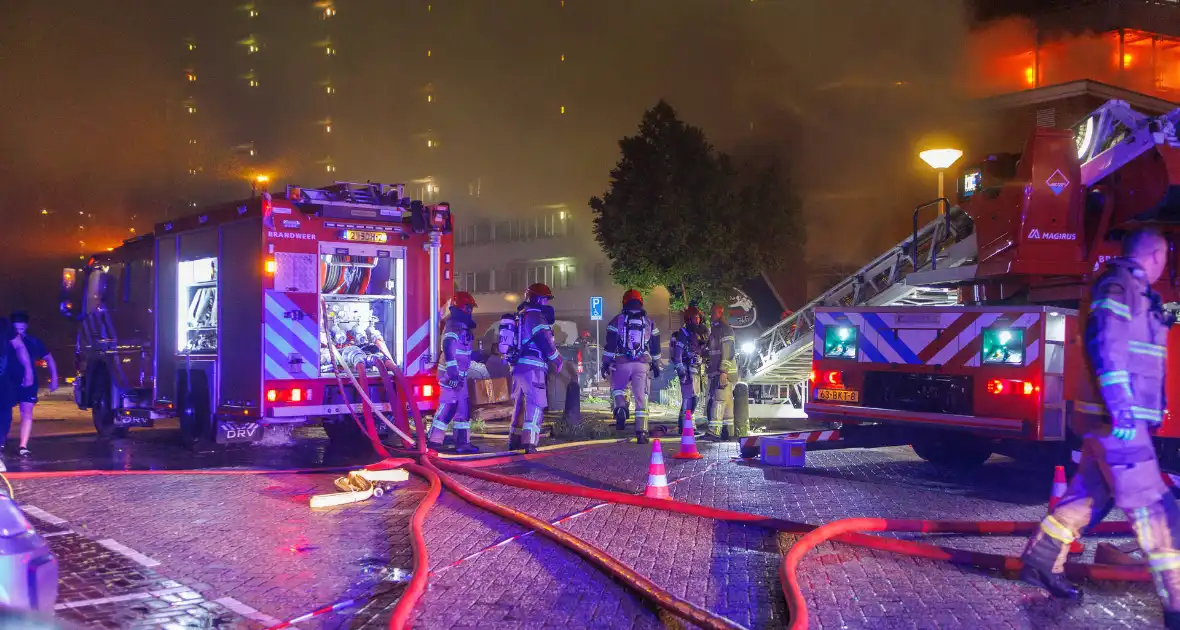 Explosie verwoest gevel van gebouw en veroorzaakt gewonden - Foto 6