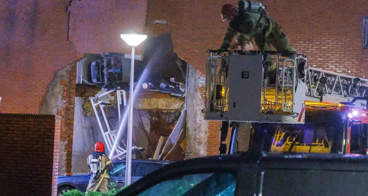 Explosie verwoest gevel van gebouw en veroorzaakt gewonden - Foto 7