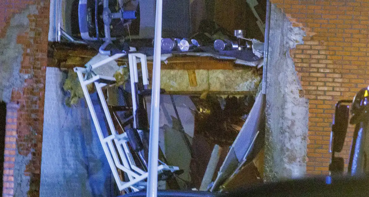 Explosie verwoest gevel van gebouw en veroorzaakt gewonden - Foto 8