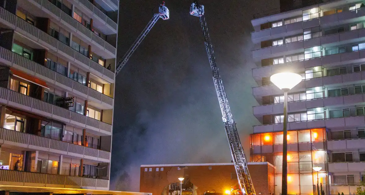 Explosie verwoest gevel van gebouw en veroorzaakt gewonden - Foto 9