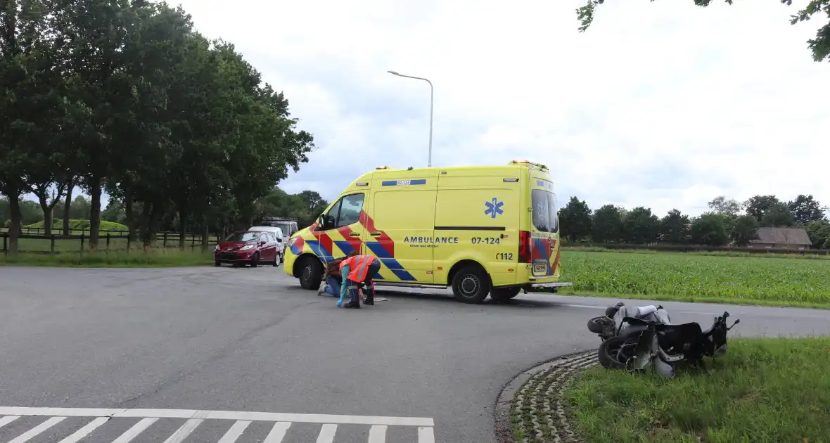 Scooterrijder in botsing met personenauto op kruising