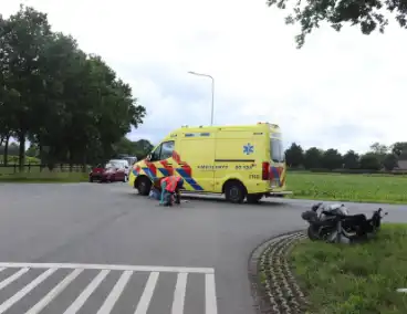 Scooterrijder in botsing met personenauto op kruising
