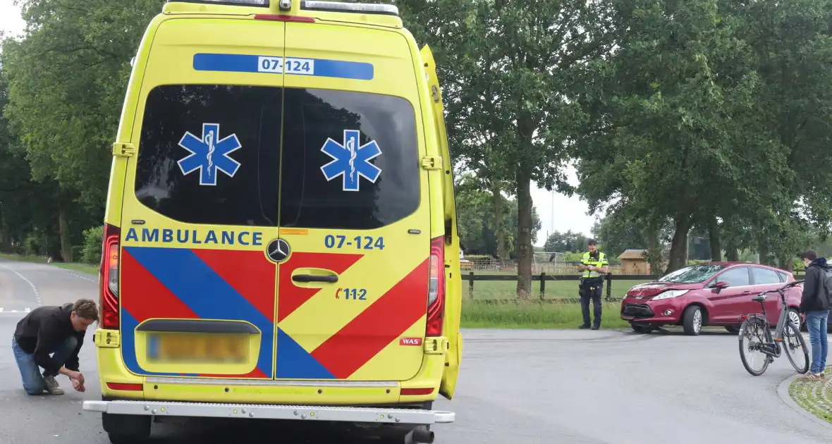 Scooterrijder in botsing met personenauto op kruising - Foto 1