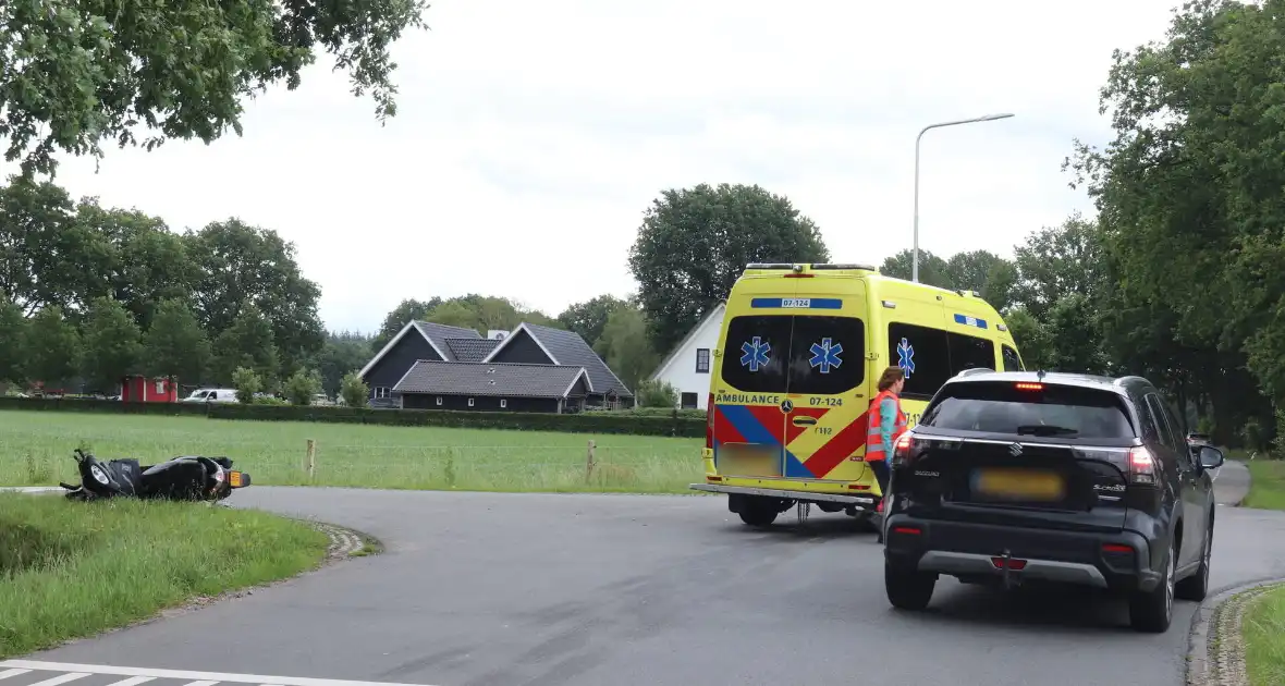 Scooterrijder in botsing met personenauto op kruising - Foto 2