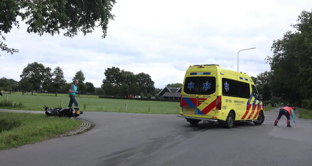 Scooterrijder in botsing met personenauto op kruising - Foto 3
