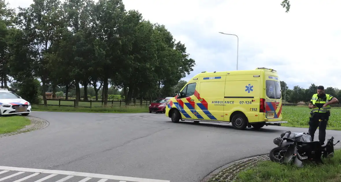 Scooterrijder in botsing met personenauto op kruising - Foto 4