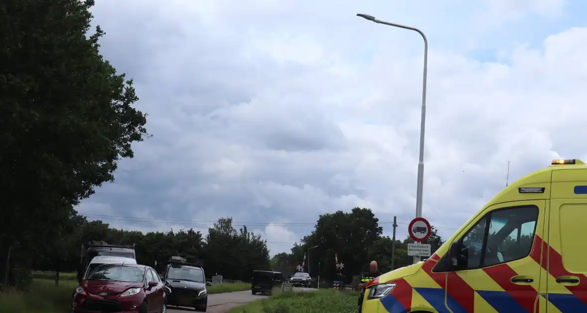 Scooterrijder in botsing met personenauto op kruising - Foto 5