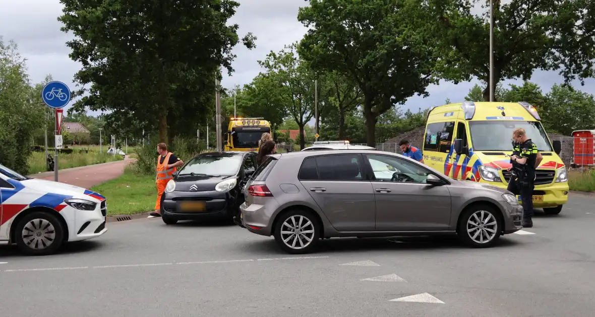 Persoon naar ziekenhuis nadat twee auto's botsen