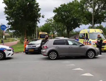 Persoon naar ziekenhuis nadat twee auto's botsen