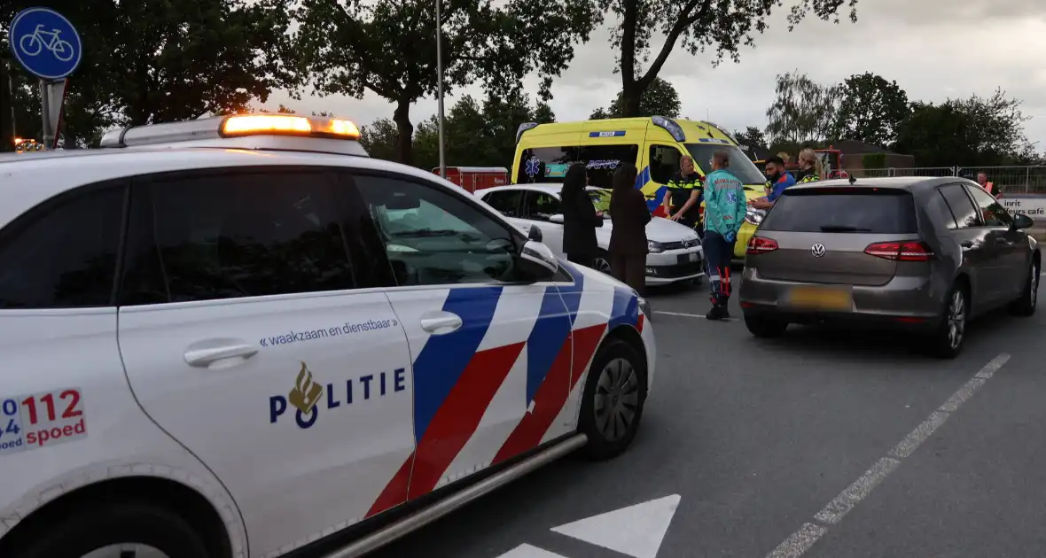 Persoon naar ziekenhuis nadat twee auto's botsen - Foto 1