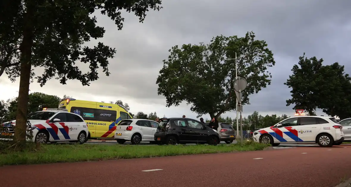 Persoon naar ziekenhuis nadat twee auto's botsen - Foto 10
