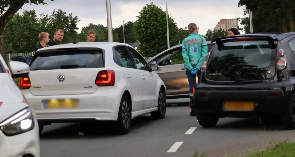 Persoon naar ziekenhuis nadat twee auto's botsen - Foto 11
