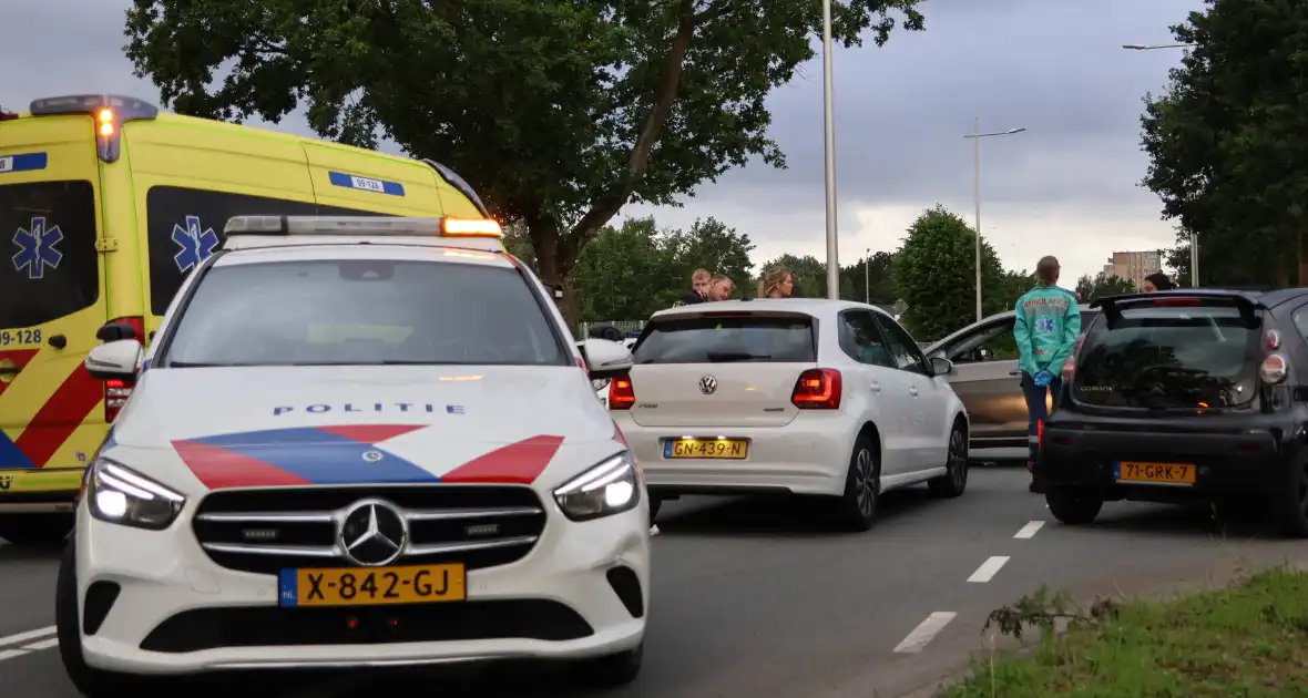 Persoon naar ziekenhuis nadat twee auto's botsen - Foto 12