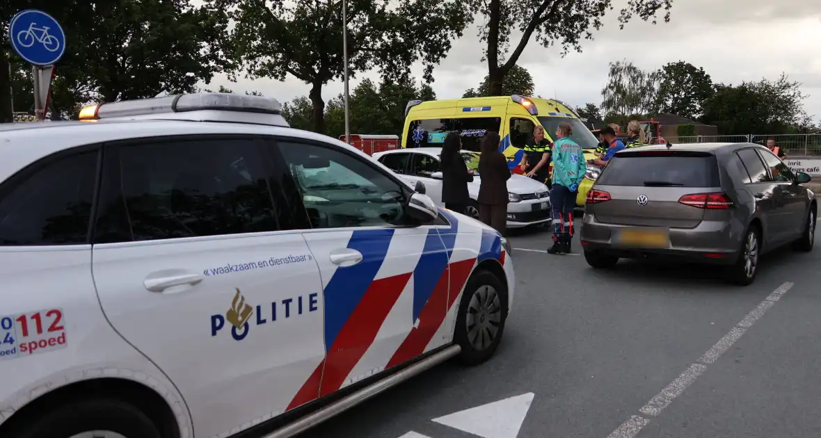 Persoon naar ziekenhuis nadat twee auto's botsen - Foto 13