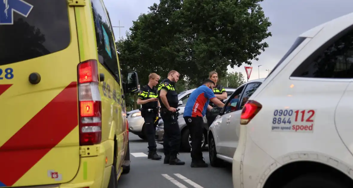 Persoon naar ziekenhuis nadat twee auto's botsen - Foto 2