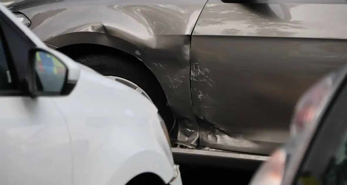 Persoon naar ziekenhuis nadat twee auto's botsen - Foto 3