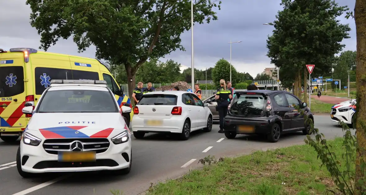Persoon naar ziekenhuis nadat twee auto's botsen - Foto 4