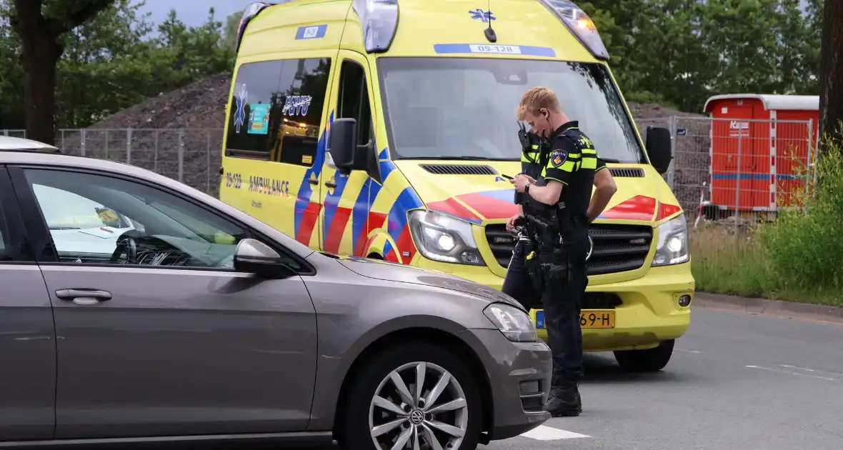 Persoon naar ziekenhuis nadat twee auto's botsen - Foto 5