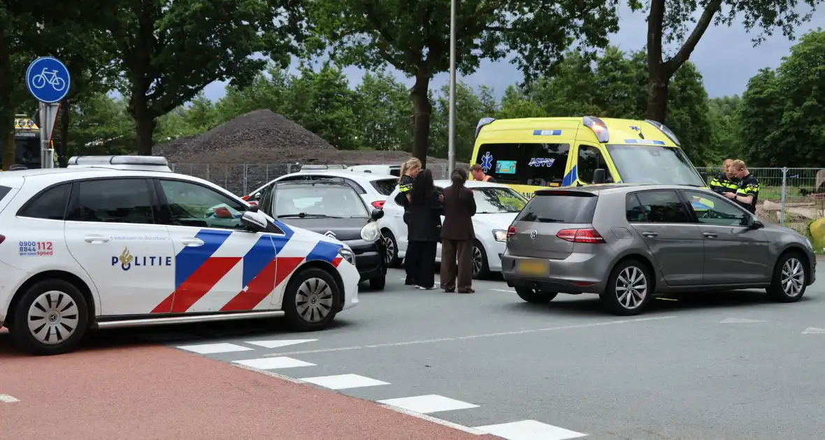 Persoon naar ziekenhuis nadat twee auto's botsen - Foto 6