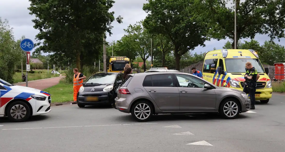 Persoon naar ziekenhuis nadat twee auto's botsen - Foto 7