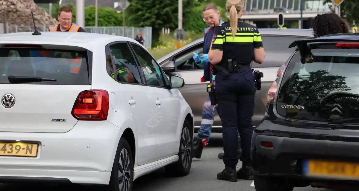 Persoon naar ziekenhuis nadat twee auto's botsen - Foto 8