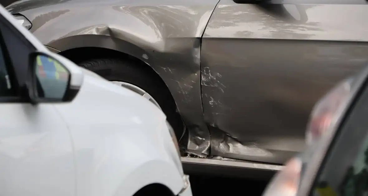 Persoon naar ziekenhuis nadat twee auto's botsen - Foto 9