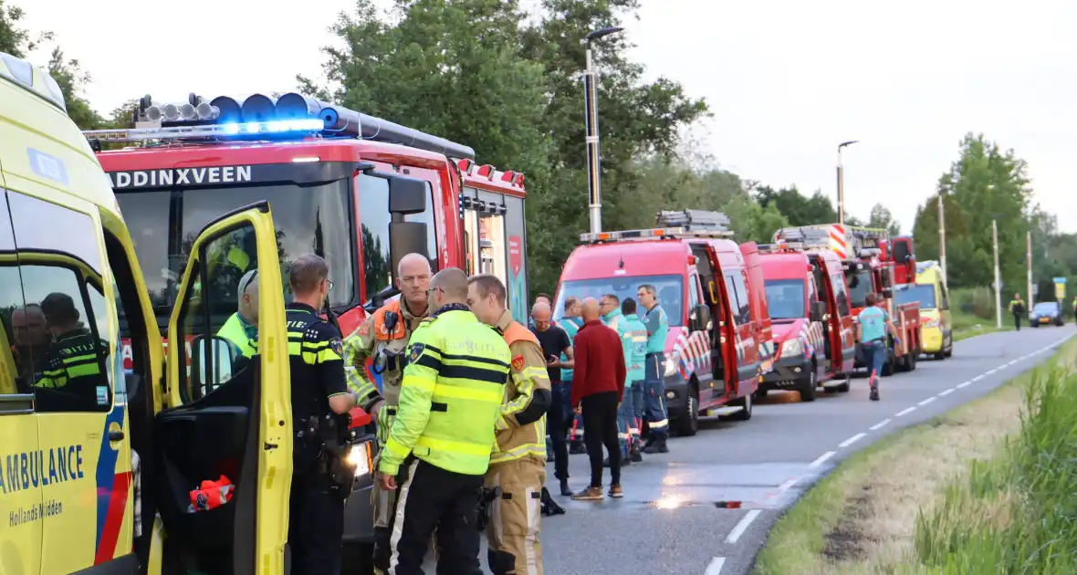 Auto te water in vroeg ochtenduur
