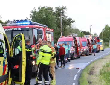 Auto te water in vroeg ochtenduur