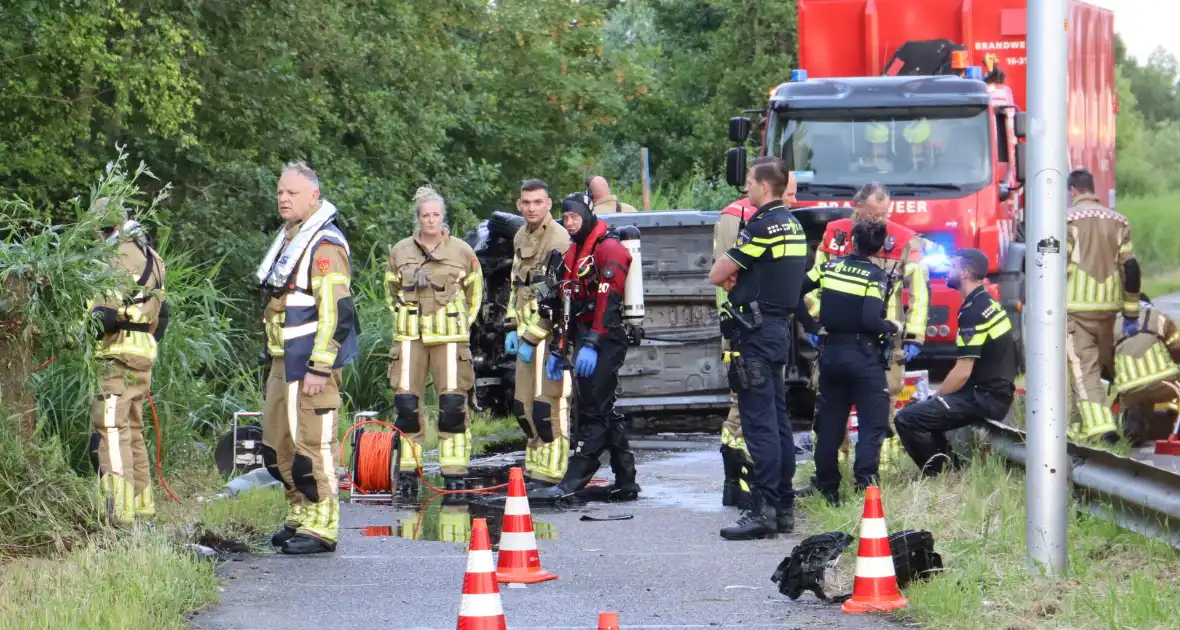 Auto te water in vroeg ochtenduur - Foto 1