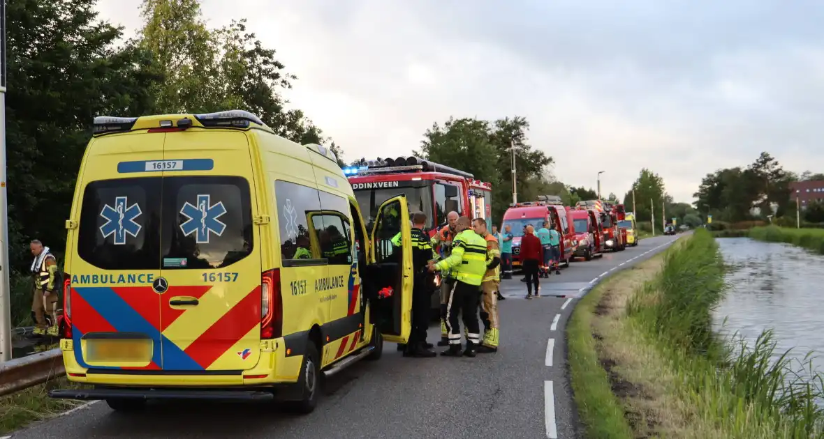 Auto te water in vroeg ochtenduur - Foto 2