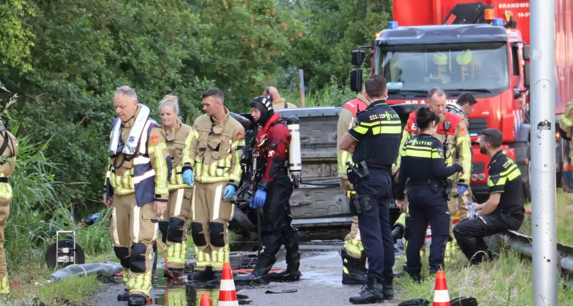 Auto te water in vroeg ochtenduur - Foto 3