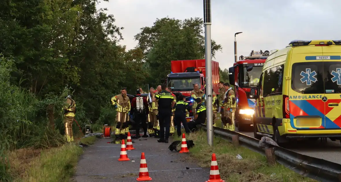 Auto te water in vroeg ochtenduur - Foto 4